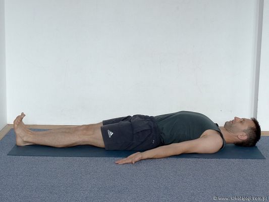 ŚAVASANA Z KOCEM POD PLECAMI