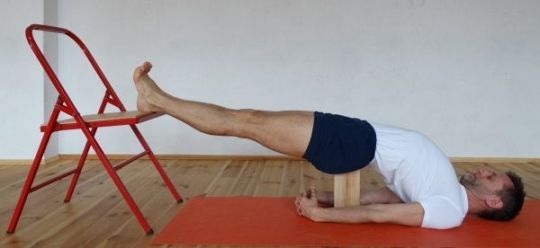 SETUBANDA SARVANGASANA Z KRZESŁEM