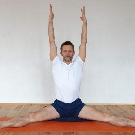 UPAVISTAKONASANA Z URDHVA HASTASANA