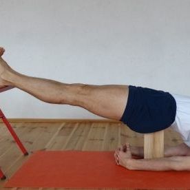 SETUBANDA SARVANGASANA Z KRZESŁEM